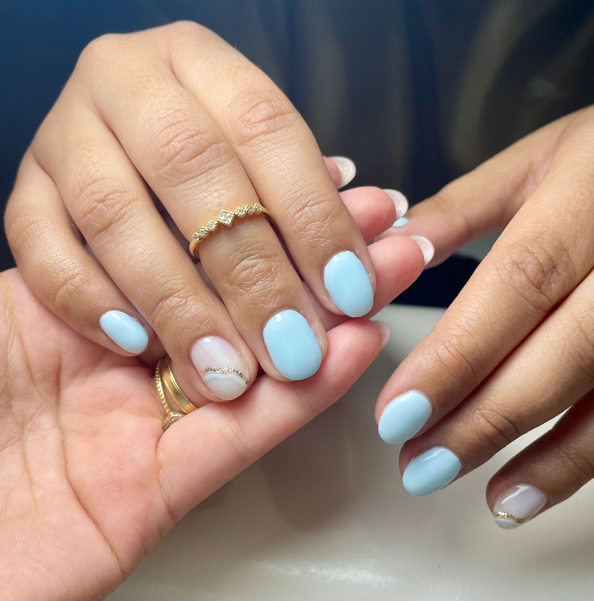 Baby blauwe nagels